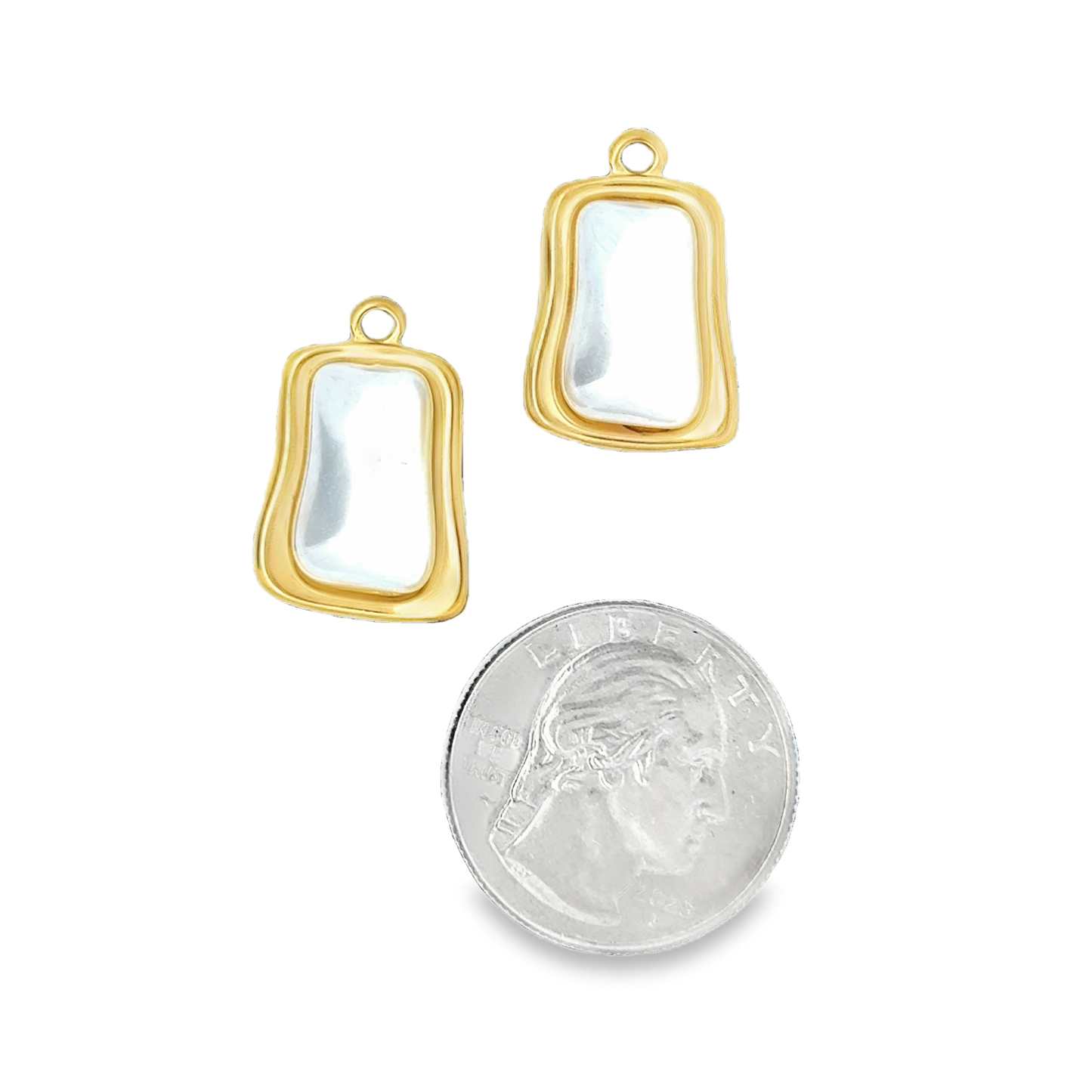 Elegant 18k Gold charms pearl center